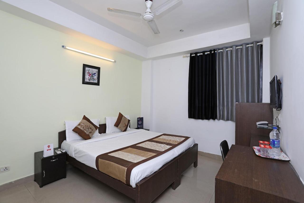Oyo 11392 The Hotel Grand Hospitality Noida Buitenkant foto