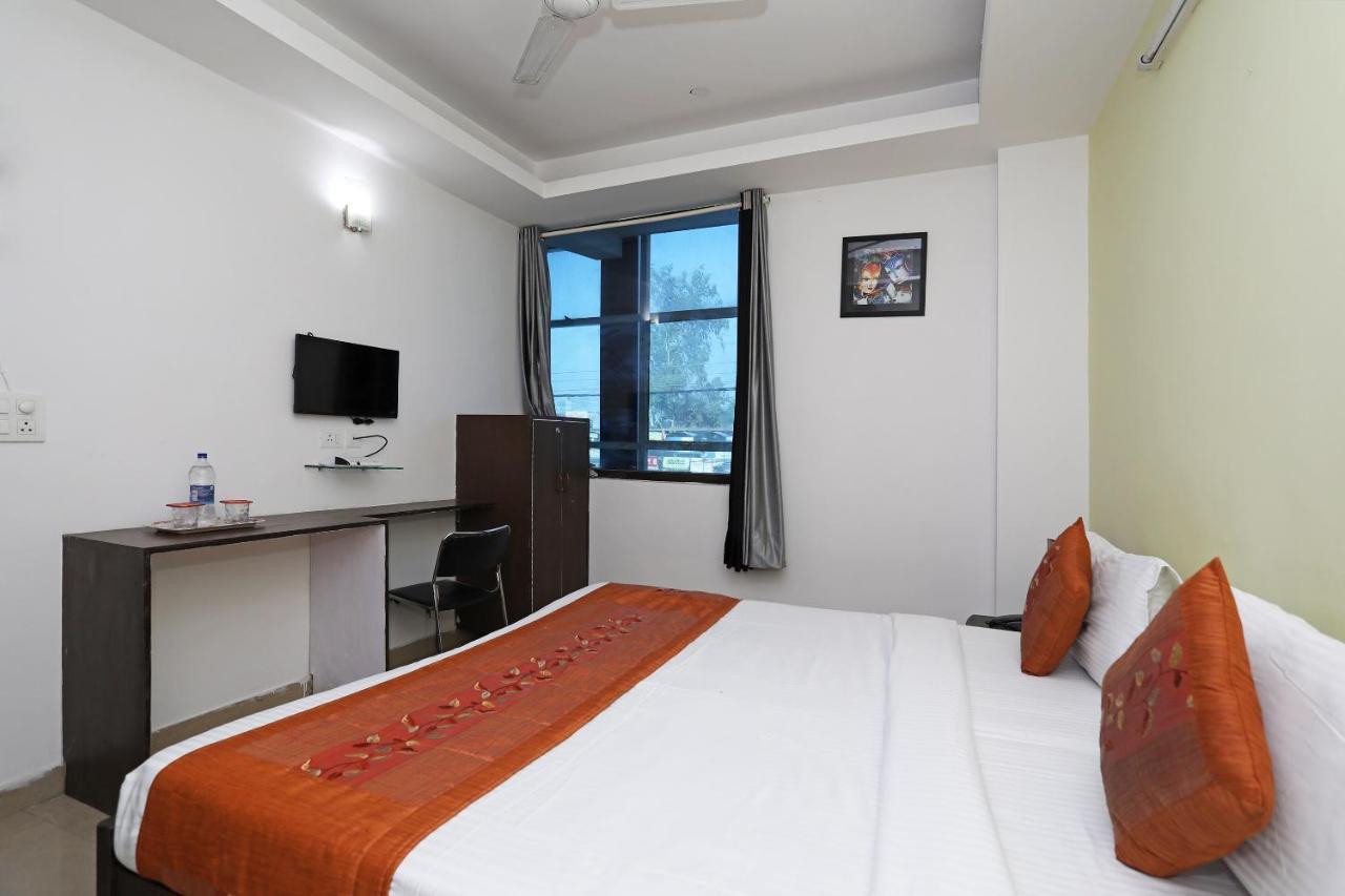 Oyo 11392 The Hotel Grand Hospitality Noida Buitenkant foto