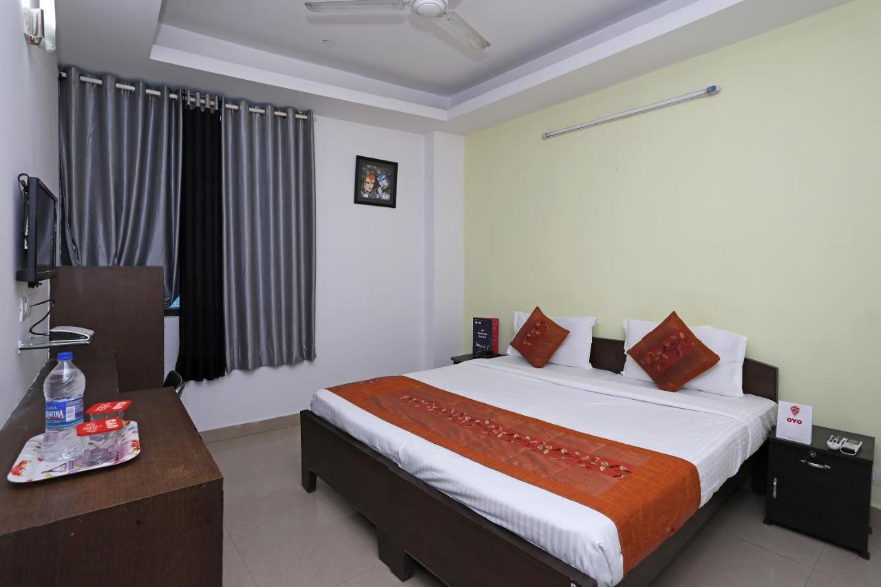 Oyo 11392 The Hotel Grand Hospitality Noida Buitenkant foto