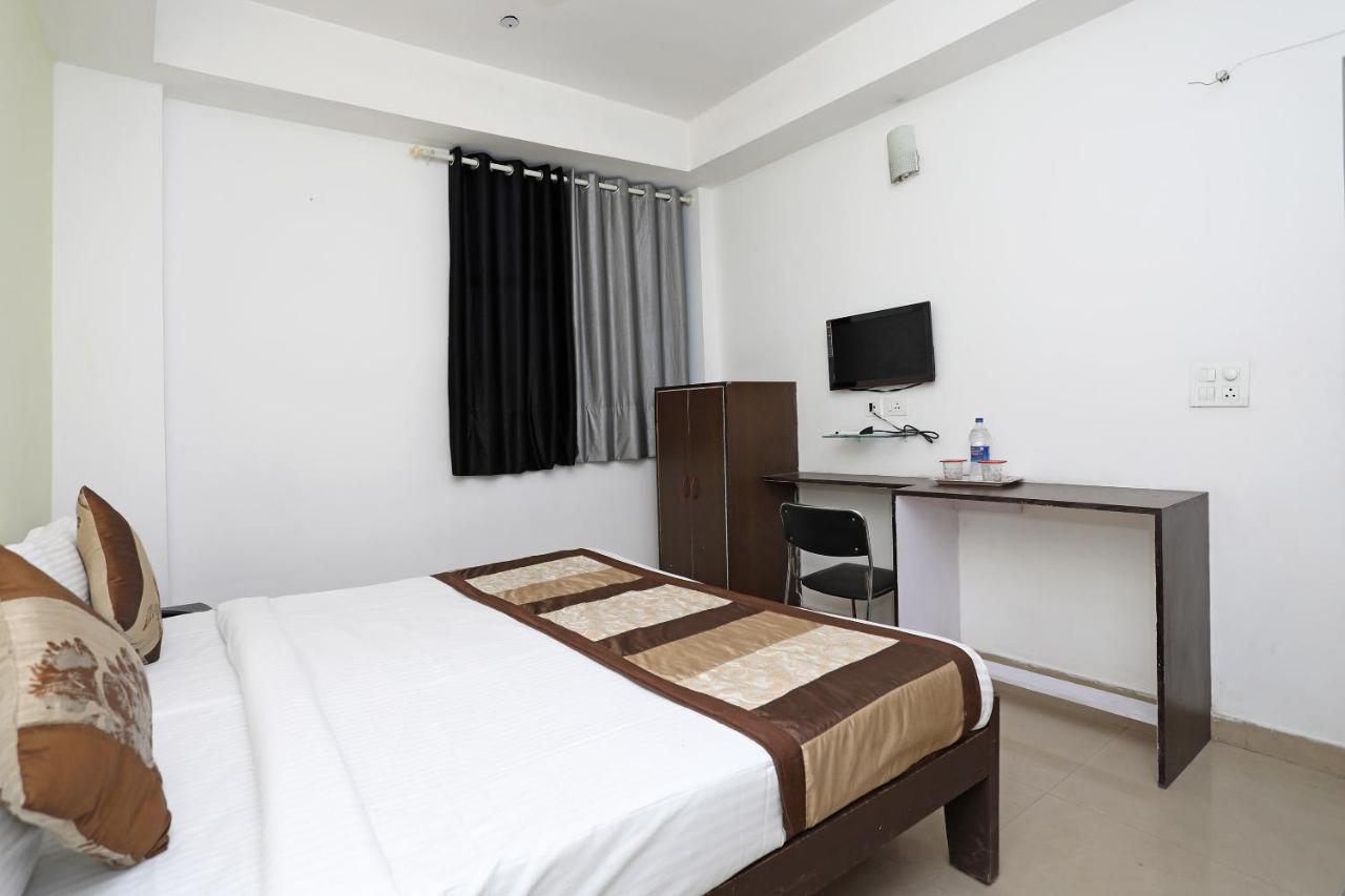 Oyo 11392 The Hotel Grand Hospitality Noida Buitenkant foto
