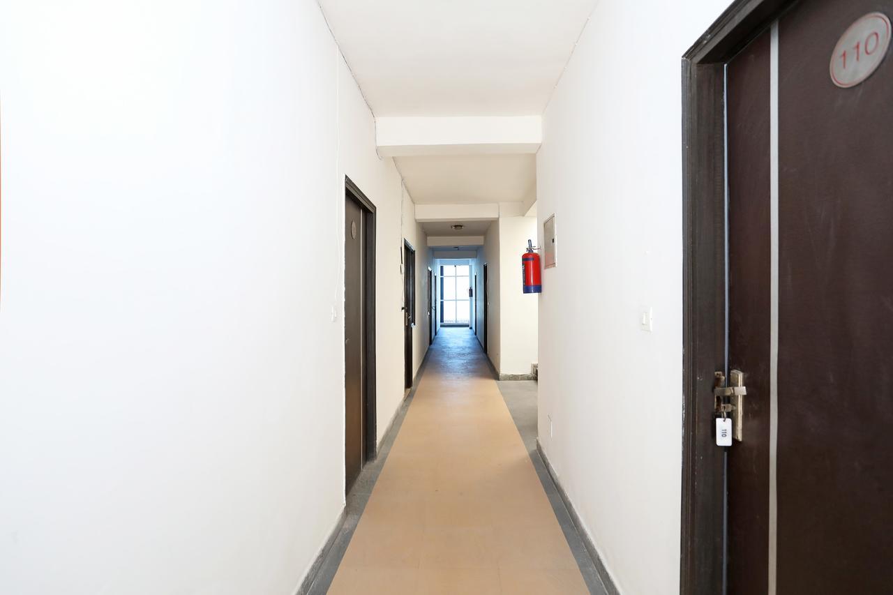 Oyo 11392 The Hotel Grand Hospitality Noida Buitenkant foto