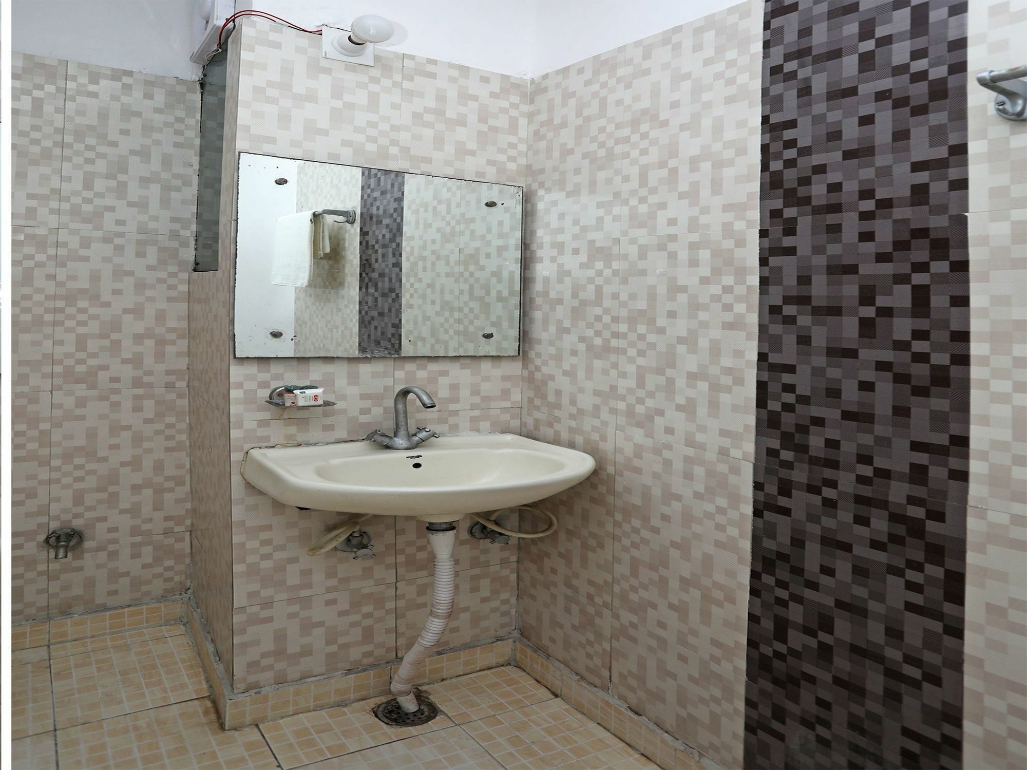 Oyo 11392 The Hotel Grand Hospitality Noida Buitenkant foto