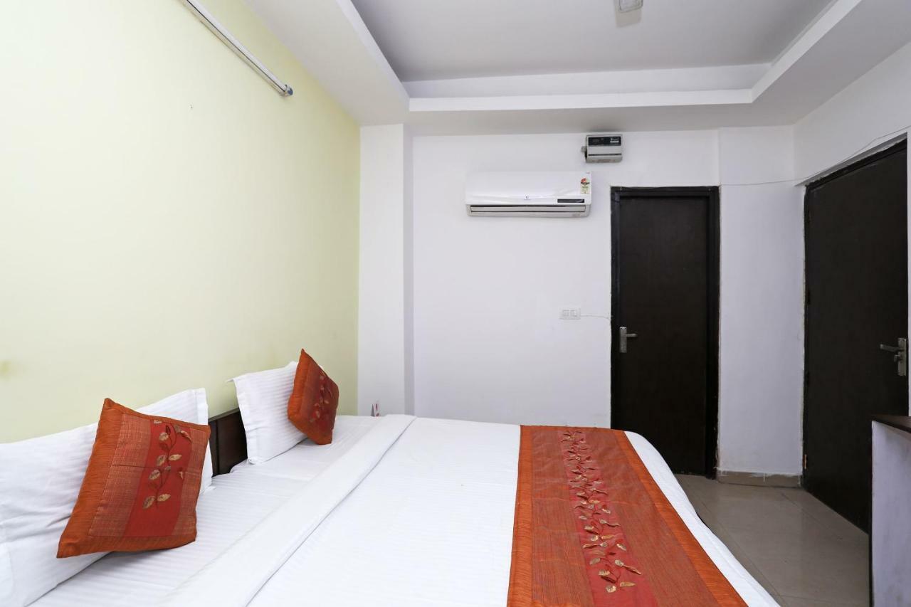 Oyo 11392 The Hotel Grand Hospitality Noida Buitenkant foto